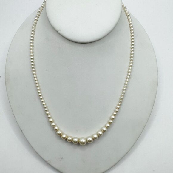 Vintage Graduated Faux Pearl Necklace Dainty Box Clasp Classic - Picture 2 of 6